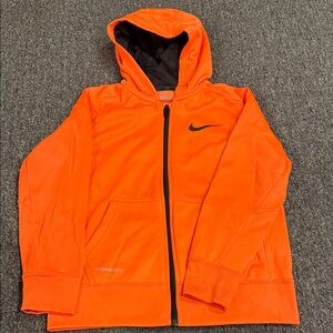 Boys Nike therma-fit zip up hoodie
Size M